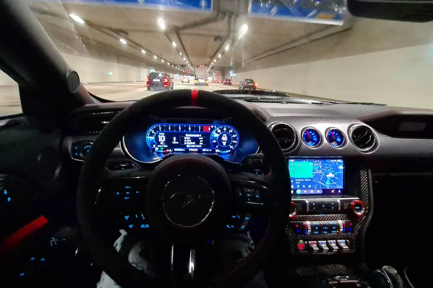 Blauer Ford Mustang GT vor modernem Gebäude