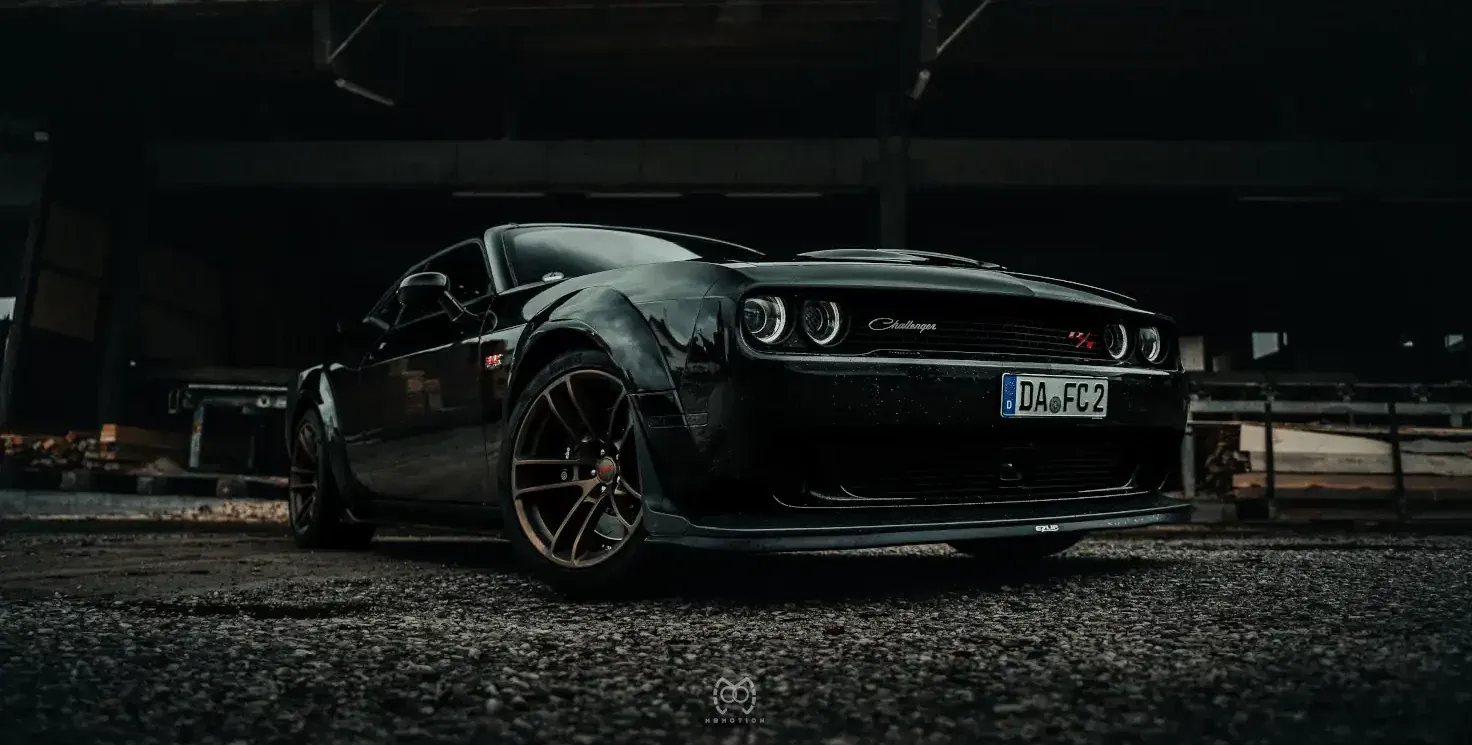 Weißer Dodge Challenger Scat Pack im Showroom