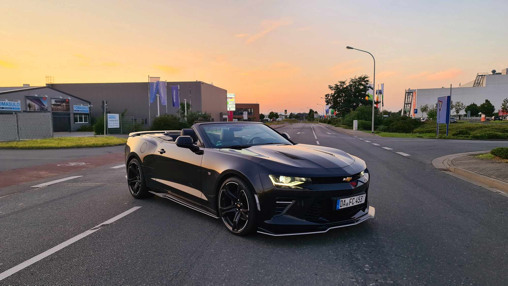 Gelber Chevrolet Camaro SS Cabrio auf Bergstraße