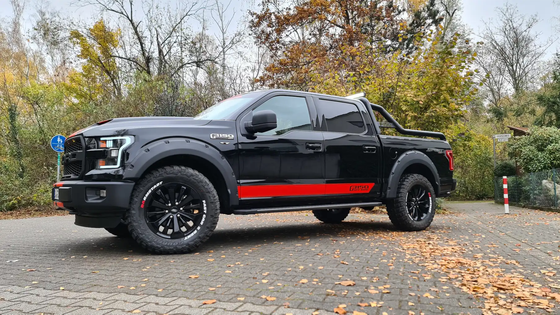 Schwarzer Ford F150 Raptor auf Schotterpiste